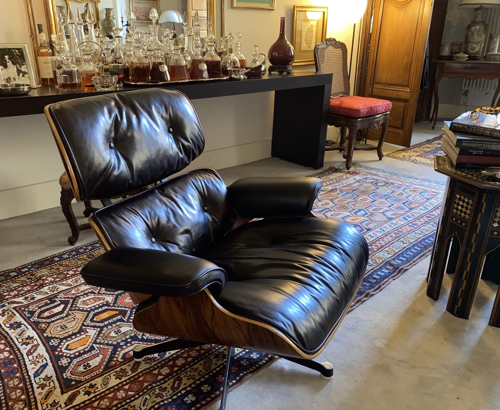 Dans la maison de paul Cezanne, livraison d'une paire de Eames cassés et réparés.