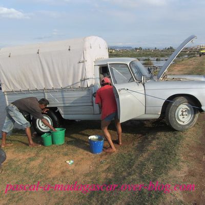 Lavage sur une digue à Tananarive de notre 404 Peugeot bâchée u10