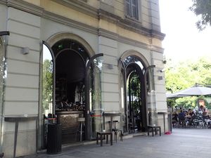 Pour " l'apéritivo", pleins de petits restos s'égrennent le long du canal. A droite, la terrasse du "Living "
