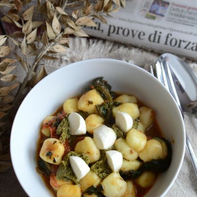 Gnocchi aux épinards sauce tomate pesto et mozzarella