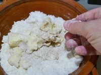 4 - Passer à la préparation du crumble. Dans un récipient, mélanger le beurre froid, le sucre roux, le sucre vanillé, la farine, la cannelle et la noix de coco. Malaxer du bout des doigts pour obtenir un sable grossier. 
