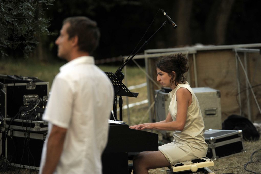 Lorène Giron a organisé la fête du 14 juillet à Vallon, composé les morceaux des bâteliers et fait l'arrangement de la partie musicale du feu d'artifice. Les élèves et la chorale ont participé à la manifestation, voici quelques images de ce