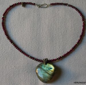 Bijoux de créateur, Paris : collier en labradorite.