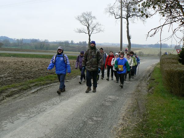 Nous quittons la grande route, pour emprunter les chemins de campagne, le soleil n'est pas au rendez-vous mais nous sommes bien protégés..