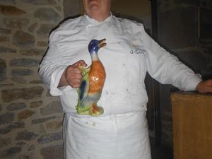 Les canards ; Jacques Carles nous a reçus dans son élevage ; Jacques dans sa cuisine où il mitonne et pour finir une eau de vie de poire. 