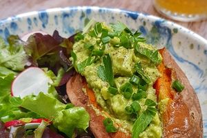 Patates douces rôties, farcies à l'avocat et au tofu