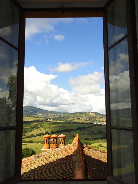 Un écrin de lumière avec ses fenêtres donnant sur les perspectives différentes du paysage. Son balcon, vous permet de vous fondre dans un décor aux airs de toscane.