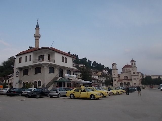 des salines, Bérat "la ville aux mille fenêtres", son université, ses mosquées, son église orthodoxe,  sa forteresse et ses maisons traditionnelles ottomanes collées les unes aux autres.