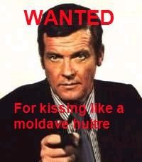 Roger Moore embrasse comme une poignée de porte