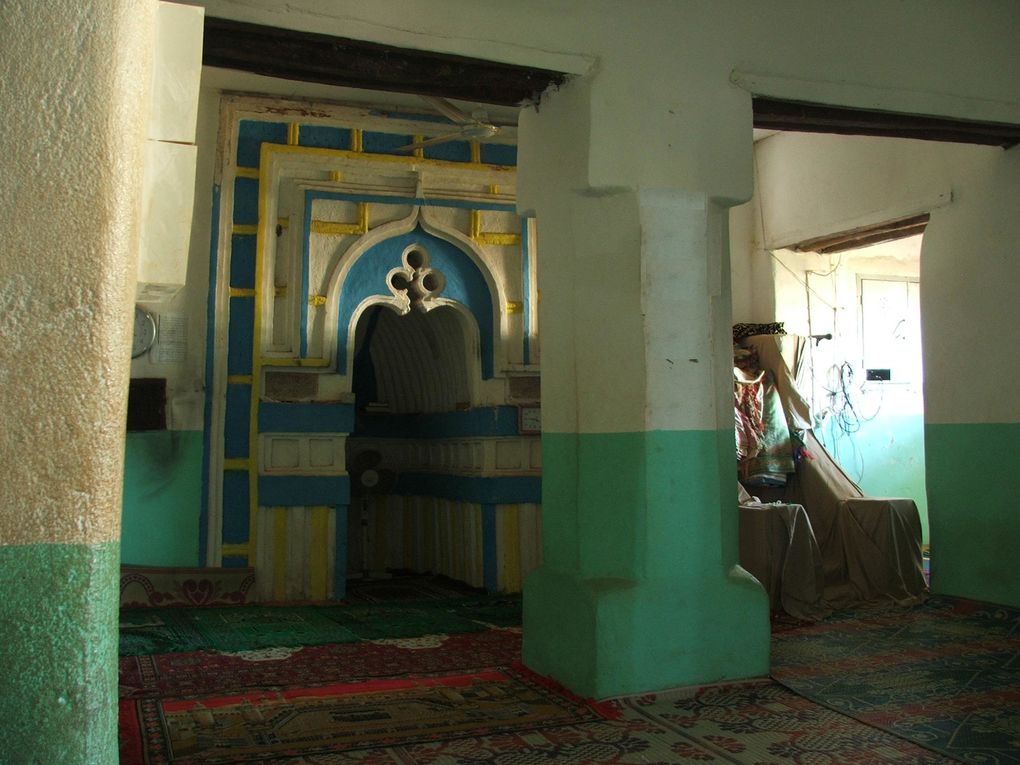 La mosquée de la ville de Tsingoni, ancienne capitale des sultans shirazi, datée du XVIe siècle par son mihrab portant une inscription arabe de 1538.