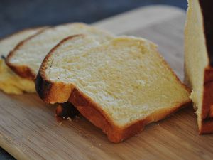 voici une brioche qui a un peu trop cuit, elle reste toutefois moelleuse et fort bonne mais le temps de cuisson reste essentiel. Si le dessus commence à prendre trop de couleur, recouvrez la brioche avec une feuille de papier sulfurisé en cours de cuisson.