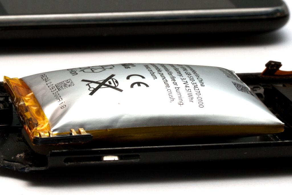 Вздулась батарея на телефоне. Вздулся аккумулятор. Смартфон вздута аккумулятор. Вздутая батарейка. Почему вздувается аккумулятор.