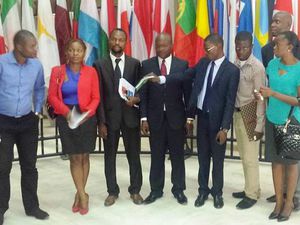 Un groupe de "jeunes kabilistes" en marge de leur 1er Congrès en décembre 2014 à Kinshasa. A droite, avec Lambert Mende