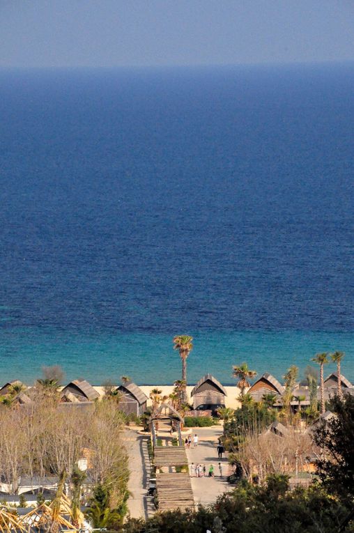 Voyage fabuleux et surnaturel dans la République du Kon Tiki... Village polynésien à 3km de St Tropez.
De notre hutte plantée sur la plage, à l'ombre des palmiers, nous avons vécu ces vacances de Pâques 2012 comme un rêve éveillé.