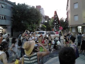 Le carnaval dans ma rue ! / La fin du défilé avec les brésiliens (malheureusement, je ne peux pas partager de vidéo, qui auraient été bien plus représentative de l'ambiance et de la musique...)