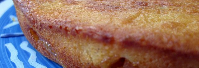Gâteau au yaourt, chocolat blanc et poires caramélisées
