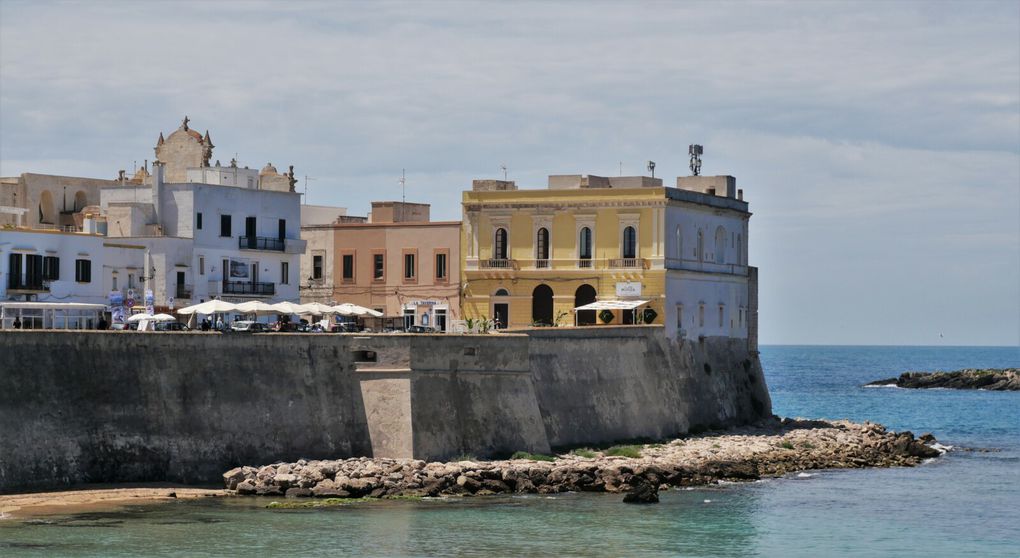 Une promenade, le long des remparts surplombant la mer, fait le tour de la " Belle Ville" du grec Kali poli.  