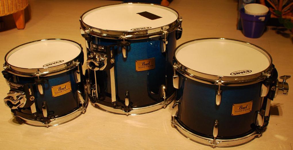 tom alto 10 x 08" ; 
tom medium 12 x 09" ; 
tom basse 14 x 12" ; 
érable 6 plis ; 
OptiMount ; 
#292 Marine Blue Fade