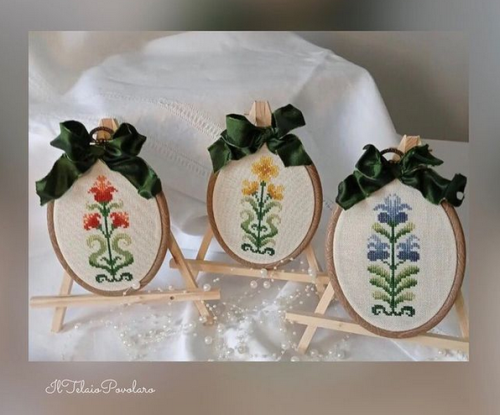 Altri fiori ricamati a punto croce, altro schema di Renato Parolin 