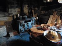 La vieille ferme restaurée qui abrite ce qui pourrait être une des sources de la Loire. A l'intérieur, une boutique où sont exposés des objets anciens.