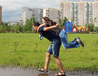 Un homme portant une femme sur son dos