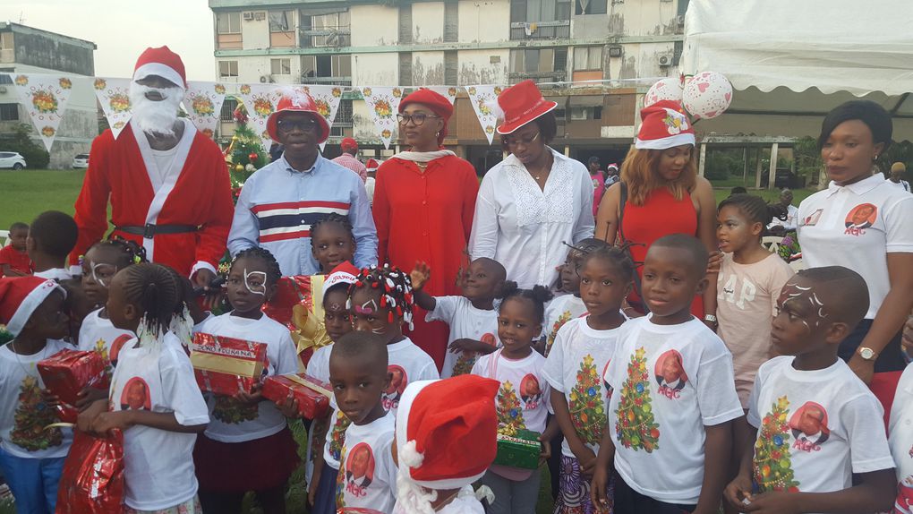 Une vue des enfants de Cocody avec des organisateurs et des autorités