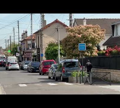Vidéo. Deux bus bloquent lamentablement la rue Maximilien Robespierre à Aulnay-sous-Bois 