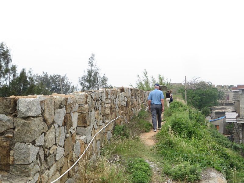 Marche sur les remparts pas très touristique mais très authentique, avec vue sur les arrières(et basses!) cours 