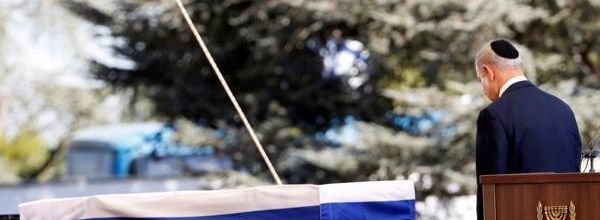 El saludo entre Benjamín Netanyahu y Mahmud Abbas durante el funeral de Shimon Peres