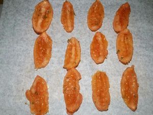 1 - Mettre votre mozzarella à égoutter (la veille si possible). Inciser en croix le haut des tomates Roma. Les plonger 30 sec.dans une casserole d'eau portée à ébullition, les sortir et les plonger immédiatement dans un bol d'eau froide. Détacher la peau, les découper en 4 dans le sens de la longueur et les épépiner. Les mettre à mariner pendant 30 mn dans un récipient avec un peu d'huile d'olive, l'ail émincé, le thym émietté, 1 pincée de sucre et assaisonner de sel et poivre. Les déposer ensuite sur une feuille de papier sulfurisé et placer au four th 3/4 (100°) pour environ 1h à 1h30.