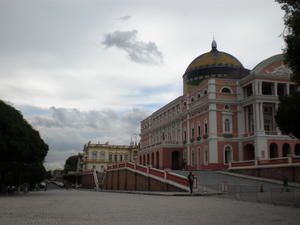 Chic et populaire à la fois, cette "Paris des Tropiques", au coeur de l'Amazonie, enchante par ses vestiges de la Belle Epoque cachés derrière une effervescence colorée et métissée. Beauté des traits indiens dans la cohue du quotidien, traces 