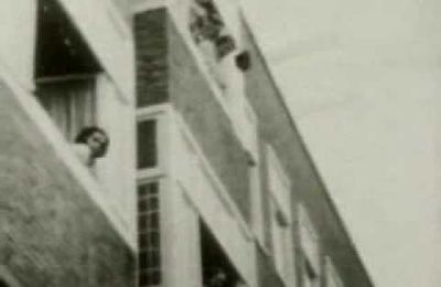 Anne Frank à son balcon