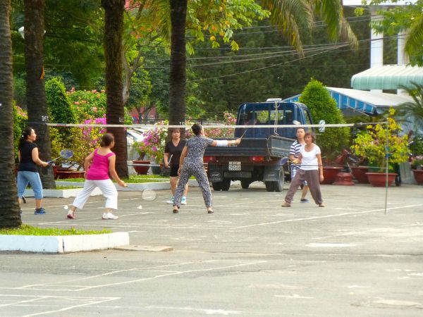 Loisirs sportifs en fin de journée au centre de Saigon