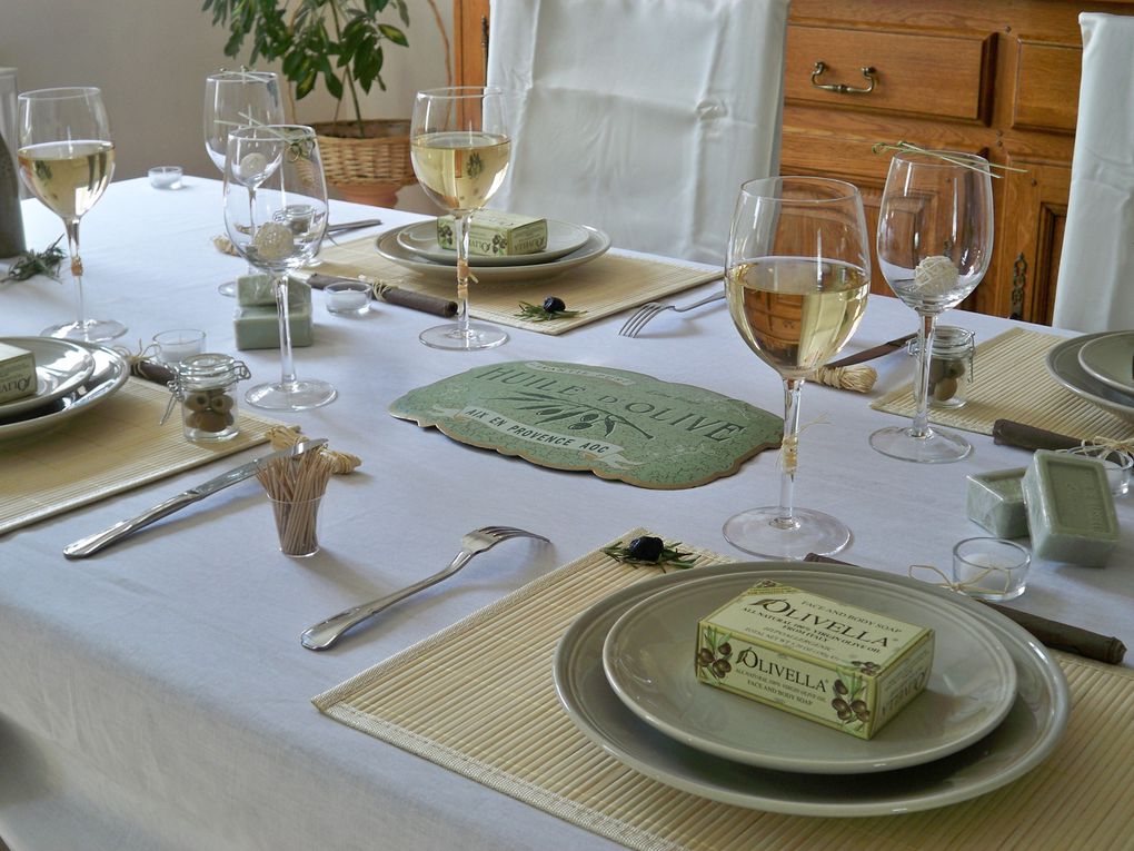 Une table aux saveurs estivales dressée pour une douce soirée d'été.