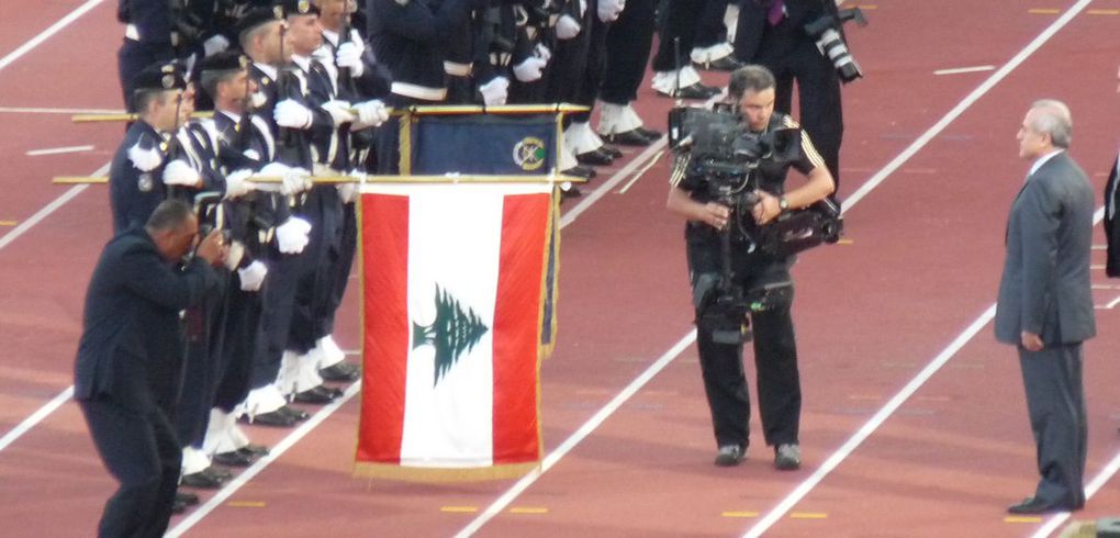 Beau spectacle ! En "sécurité" (cf snipper !)C'est le Président Sleimane, qui rend les honneurs au drapeau libanais. Mais, sérieux, beau spectacle, façon JO...