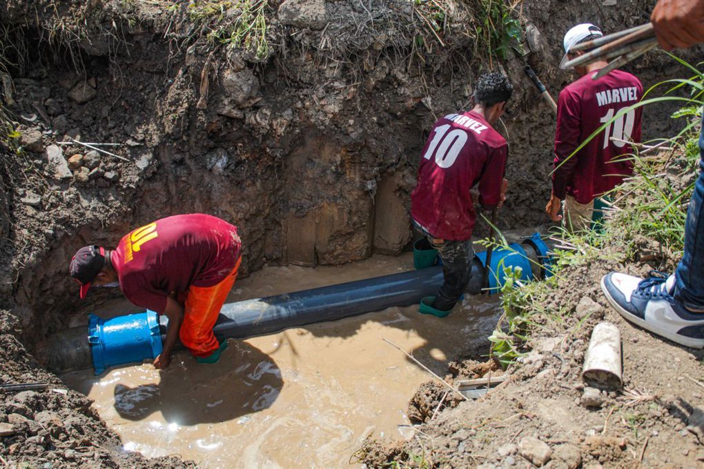 Alcaldía reparó tubería de agua potable en Campamento Bolivariano de Parque Valencia