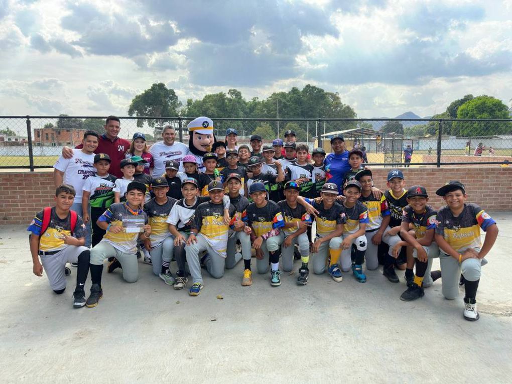 Marineros de Carabobo visitó a escuelas y academia de béisbol menor de Ymca Valencia