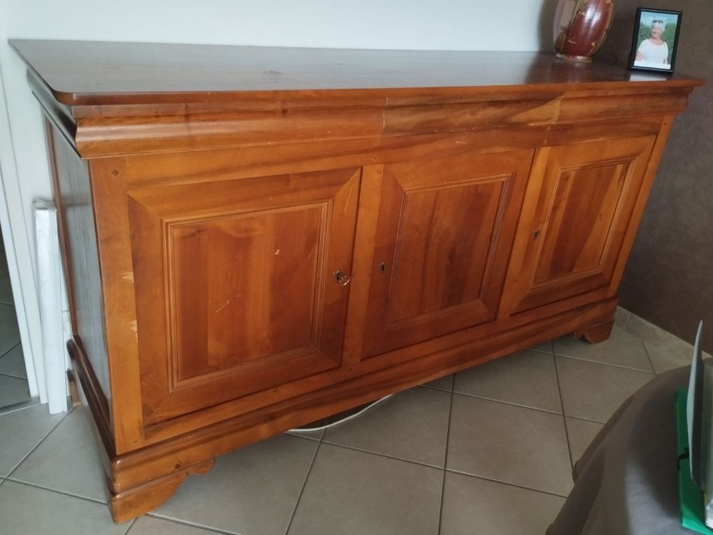 Remise en beauté d'un buffet aspect bois effet mate. Atelier d'Avalone. Reyrieux 01600.