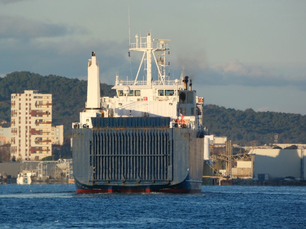 MN COLIBRI arrivant en petite rade de Toulon et se dirigeant vers les appontements de la base navale le 06 décembre 2020