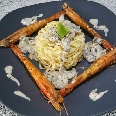 brochettes de gambas marinées au citron vert et poivre de Timut, sauce crèmeuse et fettuccini