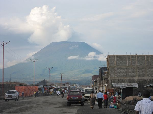 Le Nyiragongo, avec des habitations à ses pieds