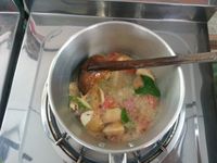 Cours de cuisine : la soupe, les cuistos devant leur curry et les pad thaï...