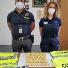 CAMPANIA NEWS Aveva 86 ovuli di cocaina nell'addome il congolese arrestato a Capodichino Le organizzazioni criminali continuino ad avvalersi di corrieri per occultare la droga 