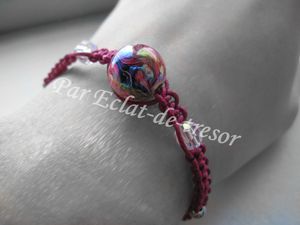 BRACELET SHAMBALLA UNE PERLE ARC-EN-CIEL ROSE - Accessoire indispensable de l'été, le bracelet Shamballa a une signification précise. Le Shamballa permet au corps et à l'esprit de se rappeler à l'essentiel.  Ce bracelet est composé d'une perle aux couleurs multiples (le rose est majoritaire) et d'un cordon en coton ciré couleur rose fuchsia. Deux perles inoxydables et quatre perles à facettes (transparent effet aurore boréale) viennent compléter ce Shamballa. Taille : Réglable (convient à tous les poignets). PRIX : 12 EUROS