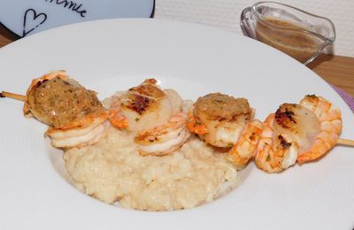 Brochettes de St Jacques et crevettes marinées.