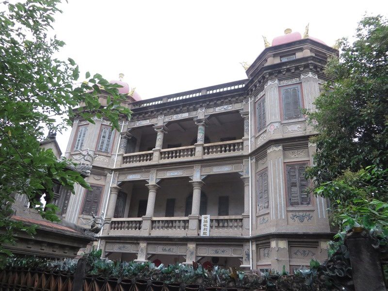 Anciennes villas coloniales, plus ou moins bien conservées...