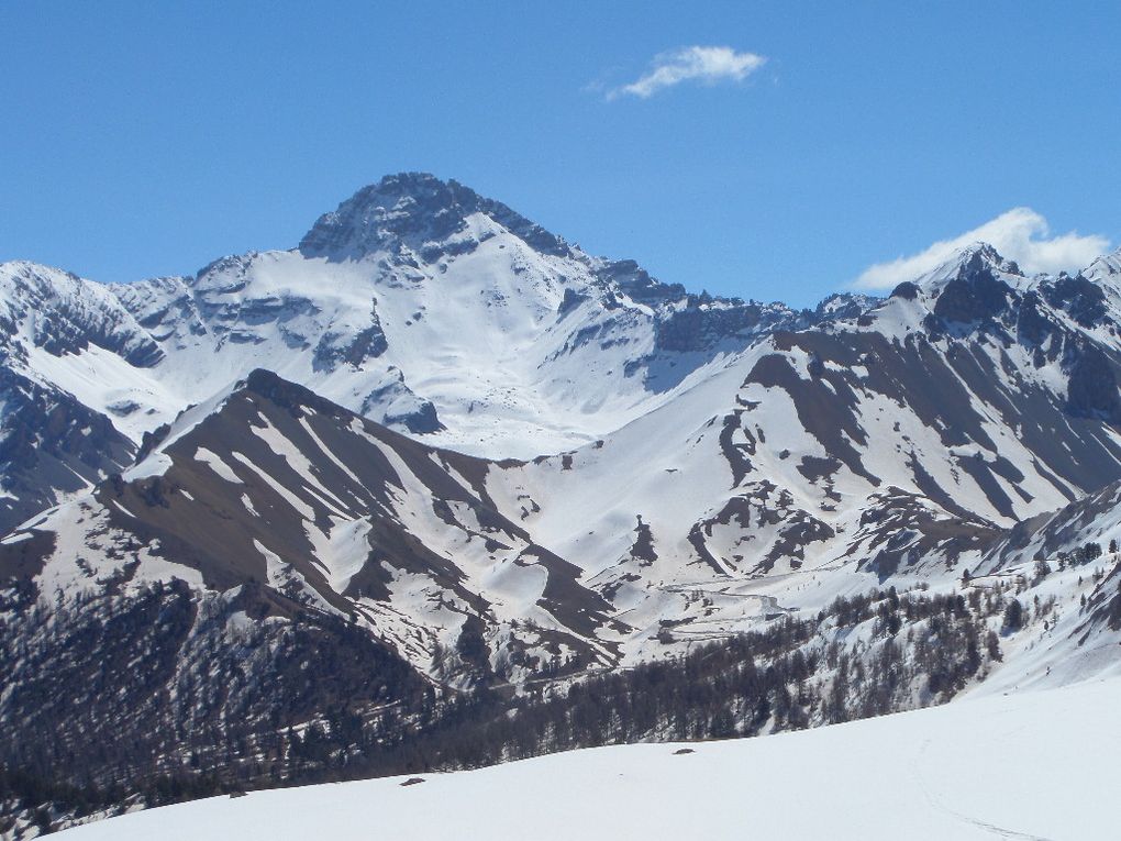 départ des Chalets de l'Izoard (2200m) et montée à ski de fond (avec 1/2 peaux) jusqu'au Col Ourdéis (2420m) puis traversée jusqu'au pied du Col des Peygus ! un régal !