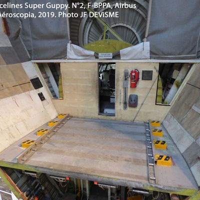 L'intérieur de l'avant du Super Guppy, au milieu, l'ouverture du poste de pilotage.