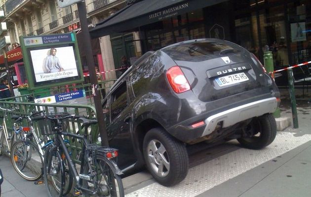 OUPS, VOILA UNE VOITURE DANS UNE POSITION DELICATE