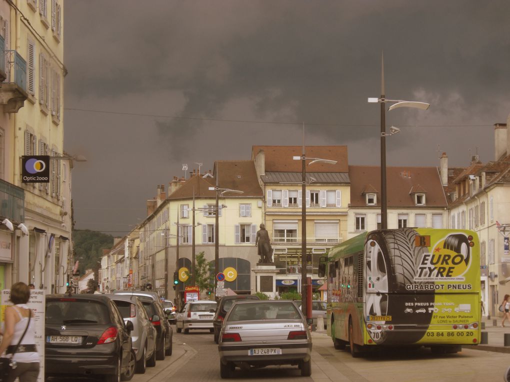 De Hestroff à Annecy plusieurs itinéraires s'offrent au voyageur. Le hasard nous mena à Lons le Saunier où nous avons ddéjeûner avant d'en être chassés par l'orage